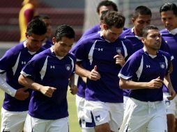 Jugadores de Estudiantes trota alrededor de la cancha del Estadio Tres de Marzo. MEXSPORT  /