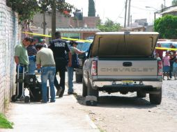 Peritos del Instituto Jalisciense de Ciencias Forenses realizaron el levantamiento de huellas en la camioneta. M. PATIÑO  /