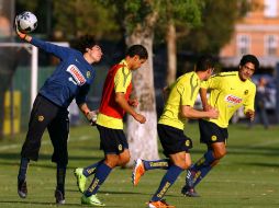 El portero americanista, Guillermo Ochoa (izq.) despeja el balón con la mano. MEXSPORT  /