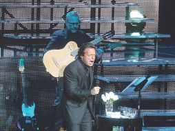 Luis Miguel recibió el cariño de Guadalajara en el concierto que celebró anoche en el Auditorio Telmex. A. CAMACHO  /