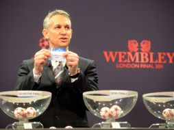 El inglés Gary Lineker fue el encargado de dar rumbo al sorteo de la UEFA Champions League. AFP  /