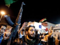 Un rebelde libio hace la señal de victoria mientras celebran la aprobación del Consejo de Seguridad de la ONU. EFE  /