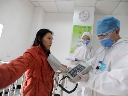 Una mujer se hace controles de radiación en Pekín, Japón. EFE  /