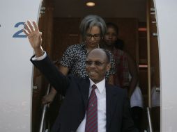 Jean Bertrand Aristide saluda a sus seguidores a su llegada a Haití, acompañado de su esposa. AFP  /