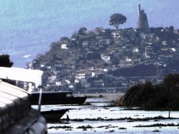 Los vaporettos van y vienen a Janitzio con su esperpento tieso ahí en la cima.P.FERNÁNDEZ  /