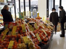 Clientes en supermercado de regiones afectadas por terremoto. EFE  /
