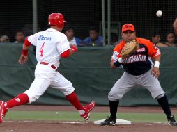 El tercera base de los Tigres pone fuera al corredor de los Diablos Rojos, Iván Terrazas (izq.). NTX  /