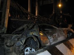 Tras el impacto se incendiaron siete vehículos y dos modulos de la caseta. O. RUVALCABA  /