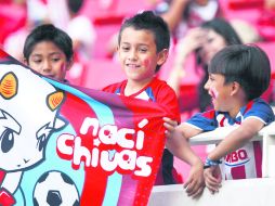 Niños aficionados ya se sienten orgullosos de los colores rojiblancos. E. PACHECO  /