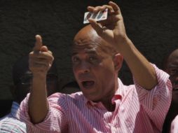 Haití Michel Martelly  muestra su tarjeta de identificación  después de emitir su voto. REUTERS  /