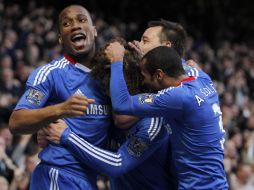 Jugadores del Chelsea festejando la primera anotación de su equipo. AFP  /