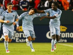 Omar Bravo festeja con sus compañeros sus anotaciones. AFP  /