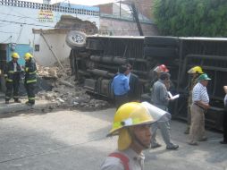 La volcadura de un camión de la ruta 30 causó graves daños a una casa. M. PATIÑO  /