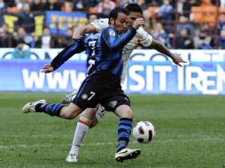 Pazzini dispara para anotar el gol que le dio tres puntos al Inter de Milán. REUTERS  /