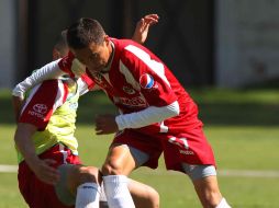 Érick Torres (der.) protege la pelota durante el entrenamiento de Chivas. MEXSPORT  /