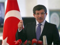 Canciller turco Ahmet Davutoglu anuncia la liberación de los periodistas. AFP  /
