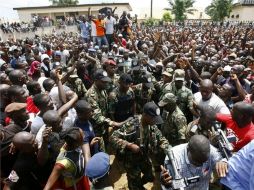 Jóvenes pro- Laurent Gbagbo que quieren alistarse en el ejército marfileño. EFE  /