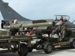 Soldados franceses preparan sus aviones antes de bombardear Sebha. AFP  /