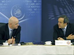 Gianni Infantino, secretario general y Michel Platini viceprecidente de la UEFA, durante la reunión llevada a cabo en París. AP  /