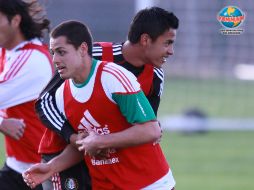 Javier Hernández es detenido por el portero de Toluca, Alfredo Talavera, durante el entrenamiento del Tricolor. MEXSPORT  /