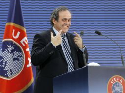 Michel Platini se mostró muy contento en la rueda de prensa en donde oficializaron su renovación con la UEFA. AFP  /