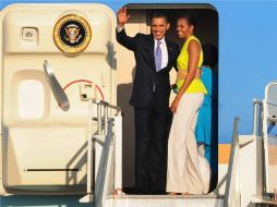 Barack Obama y su familia abordaron el avión presidencial Air Force One rumbo a El Salvador. EFE  /