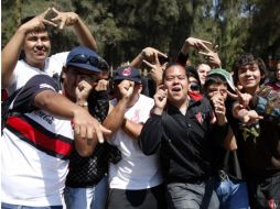 Aficionados de los Zorros que permanecieron afuera del Atlas Colomos por dos horas, donde suspendióla protesta. E. PACHECO  /