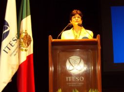 En su ponencia, Guadalupe Morfín cuestionó la lucha del Gobierno Federal en contra del narcotráfico. R. ZAPATA  /