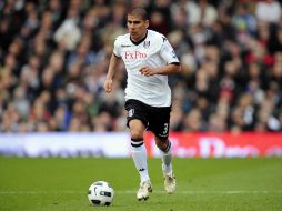 Carlos Salcido controlando el balón en un partido contra el Blackburn. MEXSPORT  /