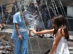 Niños juegan con chorros de agua en el Museo del Agua en Quito. EFE  /