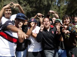 Algunos integrantes de la Barra 51 acudieron ayer a Colomos. E. PACHECO  /