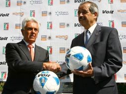 Justino Campeán y el secretario de salud Jose Angel Cordovam durante el lanzamiento de la campana contra la obesidad infantil. MEXSPORT  /