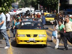 Los números y letras de las placas en color café es una de las características de los taxis que operan de manera legal. A. CAMACHO  /