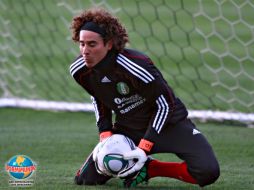 El guardamente Guillemor Ochoa ataja la pelota en la sesión de entrenamiento del Tricolor, en San Diego. MEXSPORT  /
