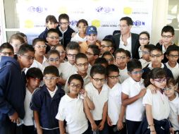 La golfista tapatía Lorena Ochoa (al centro) posa con algunos de los niños del Centro Educativo La Barranca. E. PACHECO  /