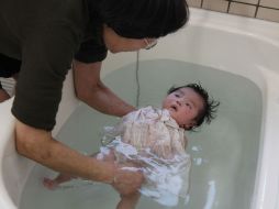 El Gobierno de Japón distribuirá agua embotellada a las familias con menores. EFE  /