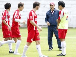 José Luis Real da instucciones a sus jugadores rojiblancos. E. PACHECO  /
