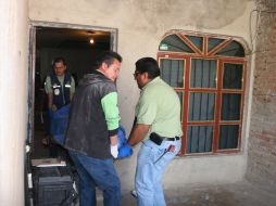 El cuerpo de la víctima fue levantado por peritos de Ciencias Forenses. O. RUVALCABA  /