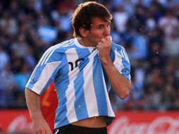 Lionel Messi besando la playera de la Selección de Argentina en un partido. MEXSPORT  /