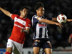 William Paredes durante el encuentro contra Toluca en la CONCACAF 2010. MEXSPORT  /