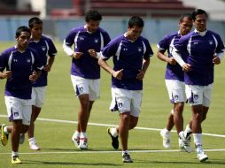 Gustavo Cabral (centro) trota con sus compañeros en el entrenamiento. MEXSPORT  /