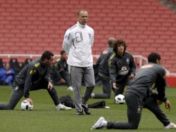 El seleccionador brasileño Mano Menezes (c) observa a sus jugadores durante el entrenamento. EFE  /