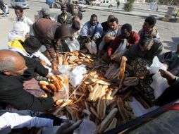 Libios pelean por el pan, luego del desabastecimiento de alimentos provocados por la intervención militar. EFE  /