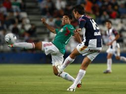 El jugador de la Selección mexicana sub 22, Marco Fabian, disputa el balón con Gerardo Rodriguez del Pachuca. EFE  /