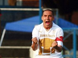 Carlos González festeja su anotación. MEXSPORT  /