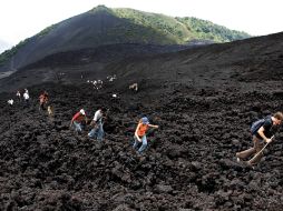 Caminar entre las negras rocas del volcán Pacaya, en Guatemala, es una experiencia única y llena de adrenalina.ELUNIVERSAL  /