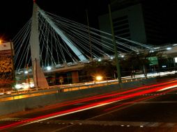 El Puente Matute Remus fue uno de los sitios que se quedó a oscuras durante la Hora del Planeta. A. CAMACHO  /