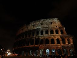 El Coliseo Romano formó parte de la iniciativa para apagar las luces durante una hora. EFE  /