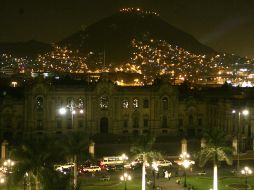Se muestra la vista general del Palacio de Gobierno en la Plaza de Armas de Lima durante la 'Hora del Planeta'. EFE  /