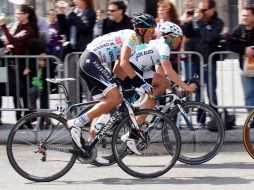 Alberto Contador (centro) en su recorrido por un circuito urbano diseñado por las calles de Barcelona. REUTERS  /